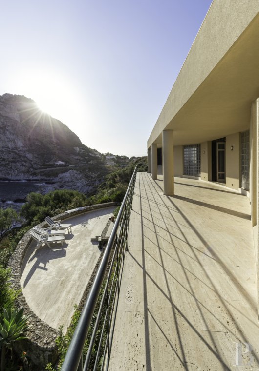 En Sicile, à l’est de Palerme, une maison d’inspiration moderniste en balcon sur la mer - photo  n°7